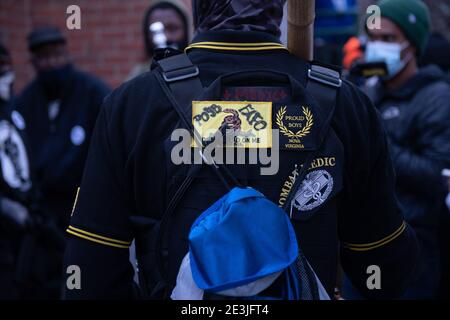 RICHMOND, VIRGINIA, 18. JANUAR - Mitglieder der Proud Boys nehmen am 18. Januar 2021 in Richmond, Virginia, an einer zweiten Änderungsversammlung während des Lobby Day im Virginia State Capitol Teil. Foto: Chris Tuite/ImageSPACE Stockfoto