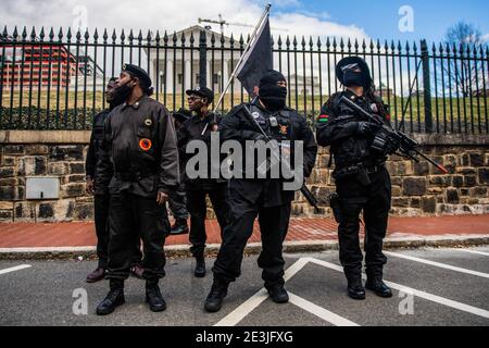 RICHMOND, VIRGINIA, JANUAR 18- Mitglieder der New Black Panthers, Black Lives Matter 757, Black Lives Matter Richmond Virginia und die Fred Hampton Miliz nehmen am 18. Januar 2021 am Lobby Day im Virginia State Capitol in Richmond, Virginia, an einer zweiten Änderungsversammlung Teil. Foto: Chris Tuite/ImageSPACE Stockfoto