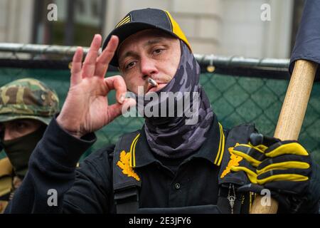 RICHMOND, VIRGINIA, 18. JANUAR - Mitglieder der Proud Boys nehmen am 18. Januar 2021 in Richmond, Virginia, an einer zweiten Änderungsversammlung während des Lobby Day im Virginia State Capitol Teil. Foto: Chris Tuite/ImageSPACE Stockfoto