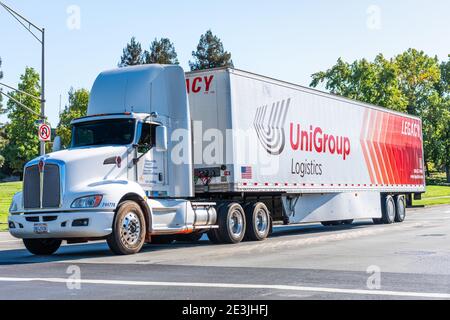 Sep 29, 2020 Palo Alto / CA / USA - UniGroup Logistics Truck fährt auf der Straße; UniGroup Logistics ist Teil von Unigroup Inc Stockfoto