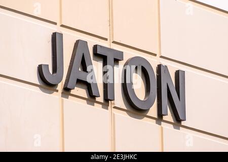 Sep 17, 2020 Fremont / CA / USA - Jaton Logo am Hauptsitz im Silicon Valley; Jaton Corporation ist in der Halbleiterindustrie tätig und IS Stockfoto