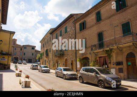 Monticiano, Italien, 7. September 2020. Autos parken vor historischen Gebäuden im Zentrum der mittelalterlichen Stadt Monticiano in der Provinz Siena, Toskana Stockfoto