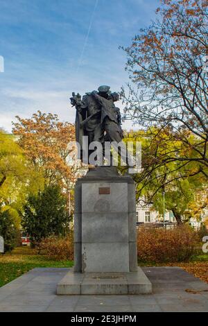 Denkmal der Bruderschaft (Sbratrení) des tschechischen Bildhauers Karel Pokorny in den Vrchlickeho Gärten in Prag, Tschechische Republik. Diese Bronzeskulptur war creat Stockfoto