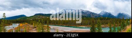 Kanadische Rockies in Kanada mit blau-grünen Fluss Bow Valley unter der Überwachung der mächtigen Rocky Mountains. Kanada Stockfoto