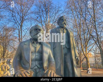 Marx-Engels-Forum (Marx & Engels gewidmete Skulptur) auf dem Alexanderplatz, Berlin, Deutschland Stockfoto