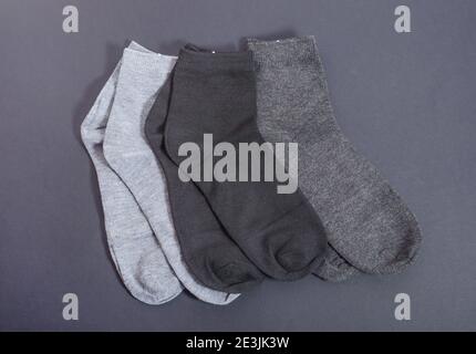 Klassische graue Herrensocken auf dunkelgrauem Hintergrund, Kleidung für Männer. Stockfoto