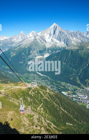 Kabinenbahn Transport von Chamonix zum Le Brevent Balkon. Schöne Aussicht auf die Mont-Blanc-Berge und Chamonix Stadt im grünen Tal. So Stockfoto