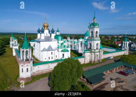 Spaso-Jakowlewski Dmitrowski Kloster an einem sonnigen Julitag (erschossen vom Quadrokopter). Rostow, Goldener Ring Russlands Stockfoto