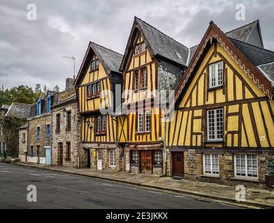 Fougéres, Frankreich, September 2020, Blick auf eine Fassade aus drei Holzhäusern in einer Stadt der Bretagne Stockfoto