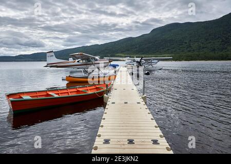 Wasserflugzeuge vertäuten auf dem Steg in Neufundland Stockfoto