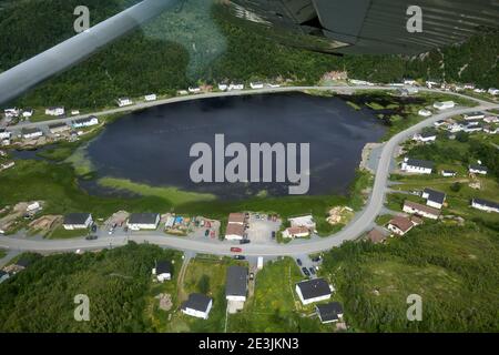Luftaufnahme einer kleinen Gemeinde um den See in Neufundland Stockfoto