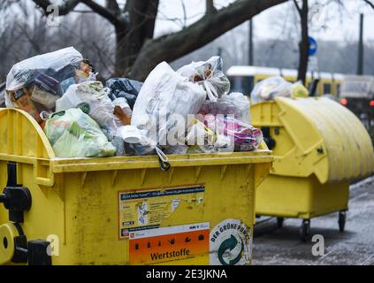 Berlin, Deutschland. Januar 2021. Auf einem Bürgersteig sind überlaufene Behälter für Plastikmüll Credit: Kira Hofmann/dpa-Zentralbild/ZB/dpa/Alamy Live News Stockfoto