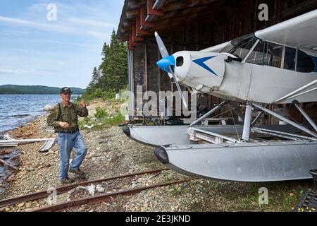 Wasserflugzeug mit Pilot am Hangar am See in Neufundland Stockfoto