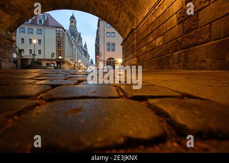 Dresden, Deutschland. Januar 2021. Blick am Nachmittag durch einen Brückenbogen in die verlassene Münzgasse, im Hintergrund die Frauenkirche (l) auf dem Neumarkt und das Rathaus. Quelle: Robert Michael/dpa-Zentralbild/dpa/Alamy Live News Stockfoto