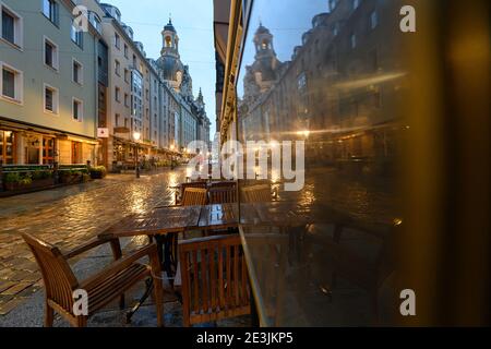 Dresden, Deutschland. Januar 2021. Blick am Nachmittag durch einen Brückenbogen in die verlassene Münzgasse, im Hintergrund die Frauenkirche, die sich in einer leeren Vitrine für Speisekarten eines Restaurants widerspiegelt. Quelle: Robert Michael/dpa-Zentralbild/dpa/Alamy Live News Stockfoto