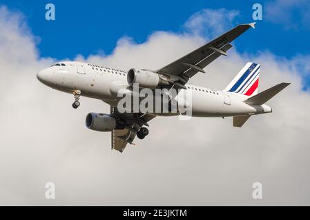 SANKT PETERSBURG, RUSSLAND - 25. OKTOBER 2018: Airbus A319-100 (F-GRHF) der AIR FRANCE vor dem Hintergrund eines bewölkten Himmels vor der Landung in Pulkovo Stockfoto