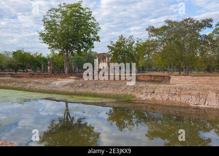 Blick auf die Ruinen des alten buddhistischen Tempels Wat Chetuphon an einem bewölkten Morgen. Sukhothai, Thailand Stockfoto