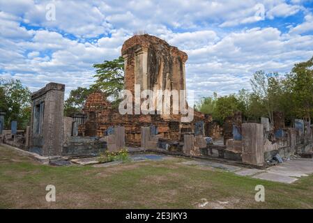 Die Ruinen eines vihan mit einer Statue eines stehenden Buddha auf dem Gebiet des alten buddhistischen Tempels Wat Chetuphon in einem bewölkten Morgen. Sukhotai, Thailand Stockfoto