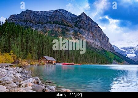 Lake Louise Kanadische Rockies Banff Nationalpark, wunderschöne Herbstaussichten auf den ikonischen Lake Louise im Banff Nationalpark in den Rocky Mountains von Alberta Kanada. Paarurlaub Lake Louise Stockfoto