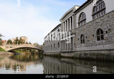 Zentrale Markthalle und ikonische Drachenbrücke in Ljubljana Stockfoto