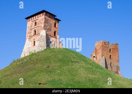 Ruinen von Türmen der mittelalterlichen Burg an einem sonnigen Apriltag. Nowogrudok, Weißrussland Stockfoto
