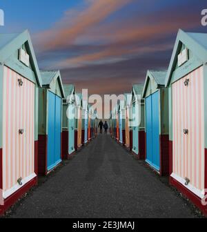 Strandpairing mit symmetrischen Strandhütten Stockfoto