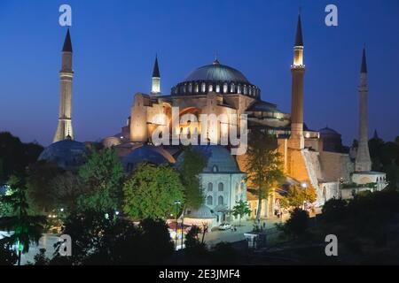 Die beeindruckende Hagia Sophia in Sultanahmet in Fatih, Istanbul während der blauen Stunde. Stockfoto