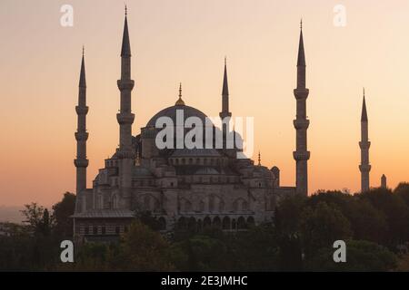 Die beeindruckende Blaue Moschee aus osmanischer Zeit in Sultanahmet in Fatih, Istanbul bei Sonnenuntergang. Stockfoto