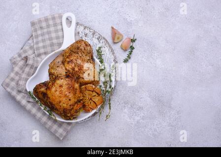 Gegrillte Hähnchenschenkel mit Knoblauch Stockfoto