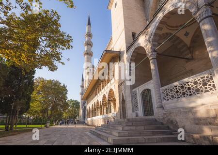 Istanbul, Türkei - September 18 2017: Außerhalb der historischen osmanischen Suelymaniye Moschee aus dem 16. Jahrhundert, die von Sinan für Suleiman den Magnificent entworfen wurde. Stockfoto