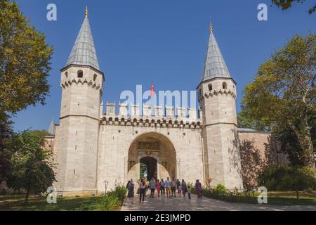 Istanbul, Türkei - September 18 2017: Das Kaisertor und der Eingang zum historischen Wahrzeichen Topkapi Palast an einem klaren, sonnigen Tag in Istanbul. Stockfoto