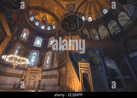 Istanbul, Türkei - September 17 2017: Innenraum der ikonischen Hagia Sophia, einst eine byzantinische Kirche, die von den Osmanen in Sultanahm zu einer Moschee umgebaut wurde Stockfoto