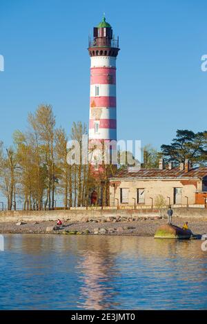 Der alte Shepelevsky Leuchtturm auf der Halbinsel Karavaldai schließt an einem sonnigen Maitag. Leningrad, Russland Stockfoto