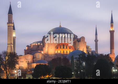 Ein Blick vor dem Sonnenaufgang vom Sultanahmet Park in Istanbul, Türkei auf die ikonische Hagia Sophia, einst eine byzantinische Kirche, die von den Osmanen zu einer Moschee umgebaut wurde Stockfoto