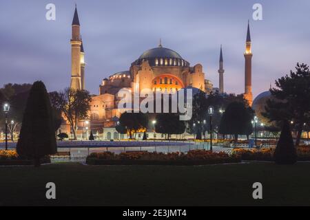 Ein Blick vor dem Sonnenaufgang vom Sultanahmet Park in Istanbul, Türkei auf die ikonische Hagia Sophia, einst eine byzantinische Kirche, die von den Osmanen zu einer Moschee umgebaut wurde Stockfoto