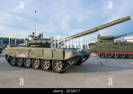 REGION MOSKAU, RUSSLAND - 25. AUGUST 2020: Der wichtigste russische Kampfpanzer T-72B3 auf dem internationalen Militärforum 'Army-2020' Stockfoto