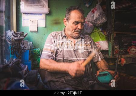 Istanbul, Türkei - September 17 2017: Ein Umweltportrait eines türkischen Schusters, der einen Schuh aus seiner Werkstatt in Istanbul repariert Stockfoto