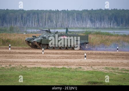 ALABINO, RUSSLAND - 27. AUGUST 2020: Russisches Schwerkampffahrzeug der Flammenwerfer BMO-T - Teilnehmer des Demonstrationsprogramms Stockfoto