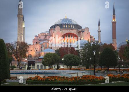 Ein Blick vor dem Sonnenaufgang vom Sultanahmet Park in Istanbul, Türkei auf die ikonische Hagia Sophia, einst eine byzantinische Kirche, die von den Osmanen zu einer Moschee umgebaut wurde Stockfoto