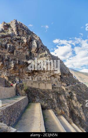 Terrassen in Ollantaytambo, einer archäologischen Stätte der Inka im Heiligen Tal in Urubamba, Region Cusco, Südperu Stockfoto