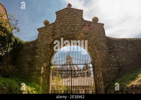 Blick auf die Kuppel der Basilika Santa Margherita Durch ein Tor der Festung der Päpste (Rocca dei Papi) in Montefiascone (Italien) Stockfoto