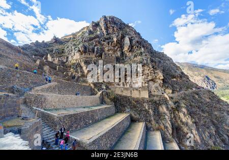 Terrassen in Ollantaytambo, einer archäologischen Stätte der Inka im Heiligen Tal in Urubamba, Region Cusco, Südperu Stockfoto