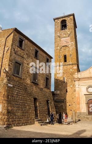 Bagnoregio, Italien - 19. September 2020: Hauptplatz mit Touristen und San Donato Kirche in Civita di Bagnoregio. Stockfoto