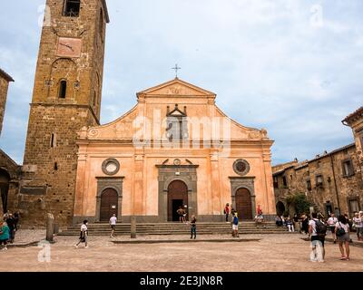 Bagnoregio, Italien - 19. September 2020: Hauptplatz mit Touristen und San Donato Kirche in Civita di Bagnoregio. Stockfoto