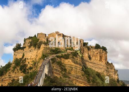 Bagnoregio, Italien - 19. September 2020: Panoramablick auf die berühmte Civita di Bagnoregio mit Touristen auf der Brücke, Latium, Italien Stockfoto