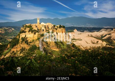 Bagnoregio, Italien - 19. September 2020: Panoramablick auf die berühmte Civita di Bagnoregio mit Touristen auf der Brücke, Latium, Italien Stockfoto