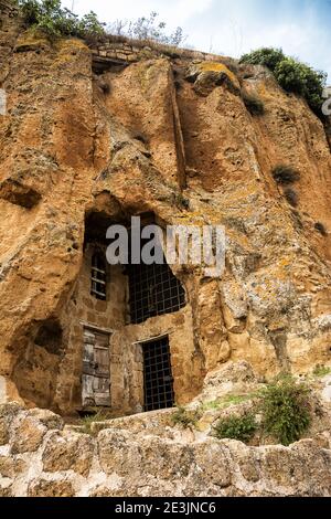 Detail der in den Tuff geschnitzten Häuser in Civita di Bagnoregio, Latium, Italien Stockfoto