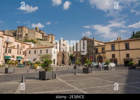 Bolsena, Italien - 20. September 2020: Halbverlassene Platz von Bolsena an einem Sonntag im September Stockfoto