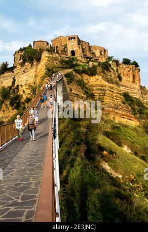 Bagnoregio, Italien - 19. September 2020: Panoramablick auf die berühmte Civita di Bagnoregio mit Touristen auf der Brücke, Latium, Italien Stockfoto