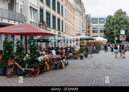 Berlin, Deutschland - 30. Juli 2019: Menschen genießen in Restaurants und Terrassen am Hackeschen Markt Stockfoto